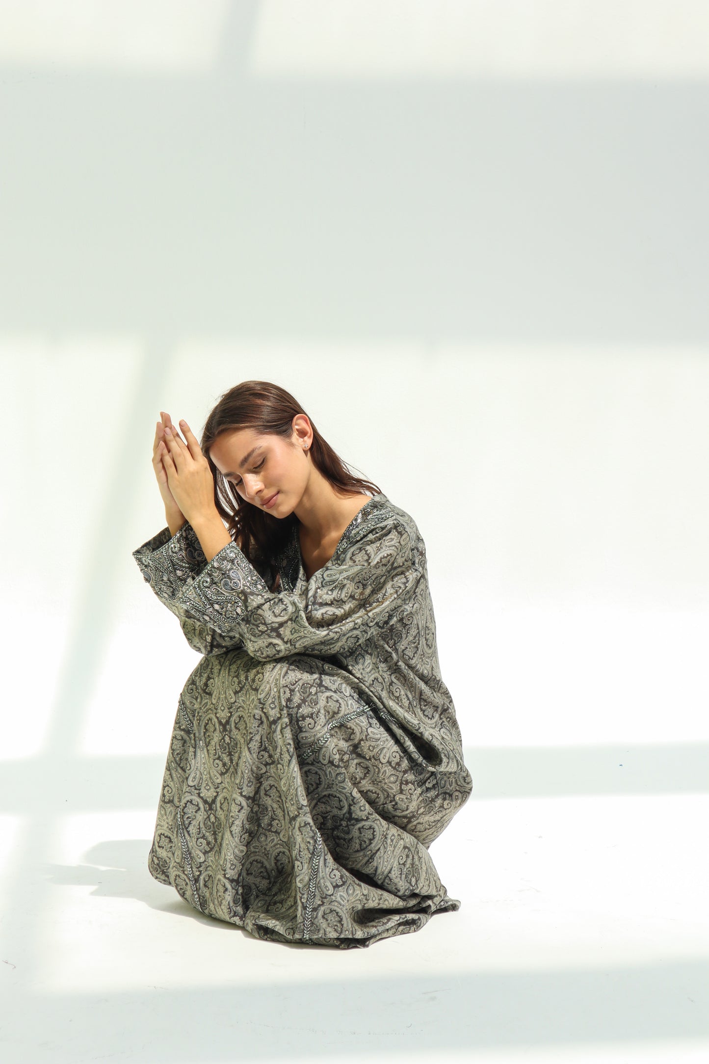 TB06 - Paisley Grey Mkhawar